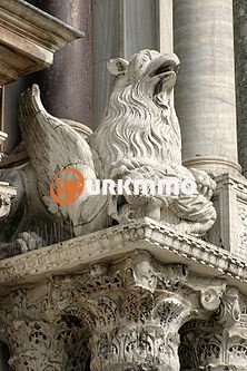 222px-Venice_-_Statue_of_a_griffin.jpg