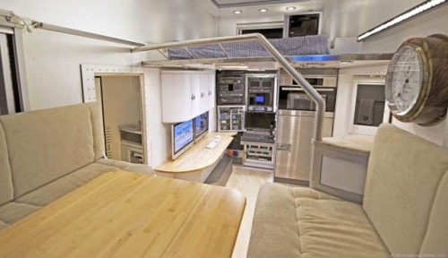 kizi-rahat-etsin-diye-yuksek-teknolojili-karavan_x_4188_b.jpg