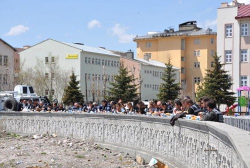 kars-ta-polisler-duvari-masa-olarak-kullandi-9564273_3081_m.jpg