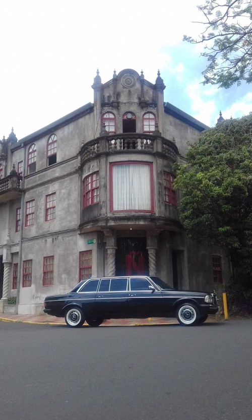 Dramatic-architecture-in-Barrio-Amon-San-Jose-Costa-Rica-LIMOUSINE.jpg