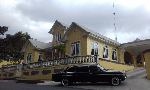 YELLOW MANSION AND A LIMOUSINE. COSTA RICA MERCEDES TOURS.