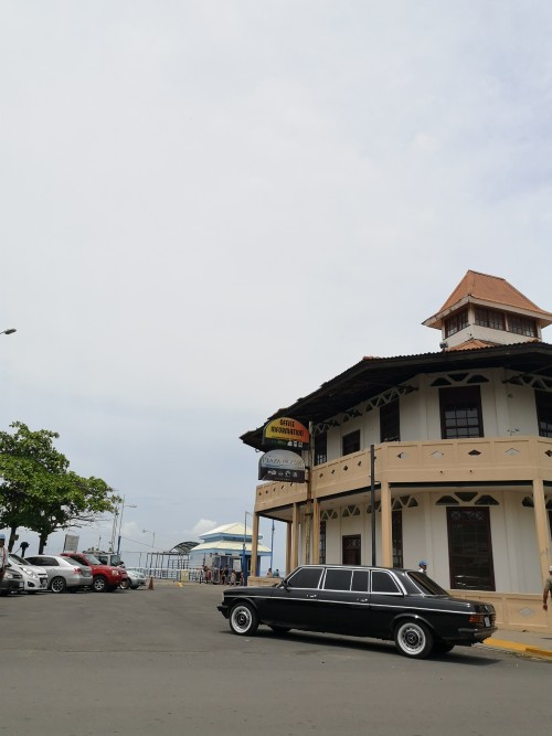 Capitana del Puerto en Puntarenas. COSTA RICA LANG MERCEDES 300D W123 LIMOUSINE