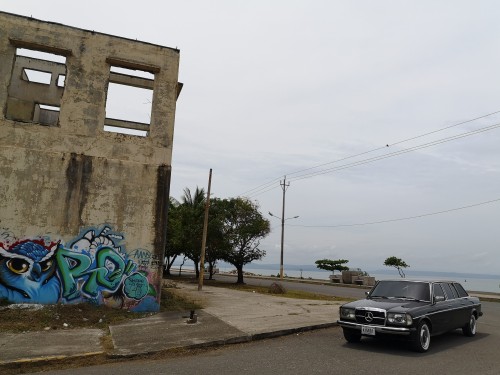 GRAFFITI PUNTARENAS COSTA RICA. W123 LIMO MERCEDES 300D LANG