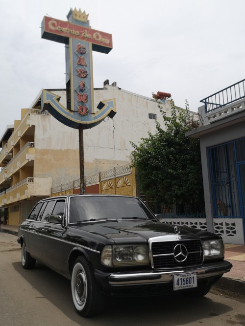 Casino Corona de Oro.COSTA RICA MERCEDES LIMOUSINE W123 LANG LWB