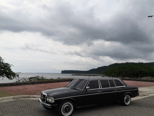 CALDERA BEACH COSTA RICA PUNTARENAS. LIMOUSINE SERVICE 300D W123 LANG MERCEDES