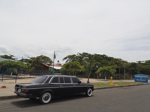 Marino del Pacfico Park. COSTA RICA PUNTARENAS LIMOUSIONE 300D MERCEDES LWB LANG W123