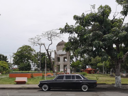 Mora y Caas Park. COSTA RICA W123 LANG LWB MERCEDES 300D LIMOUSINE