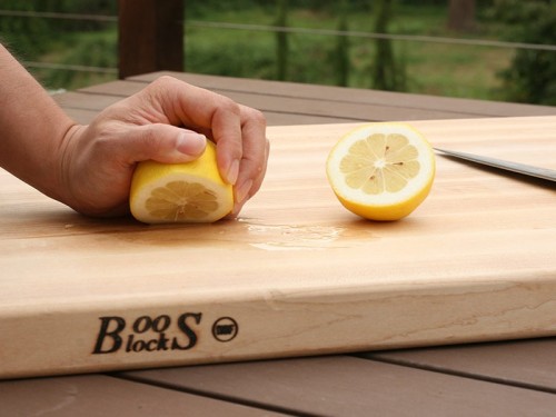 lemon-cleaning-board-stain-min.jpg