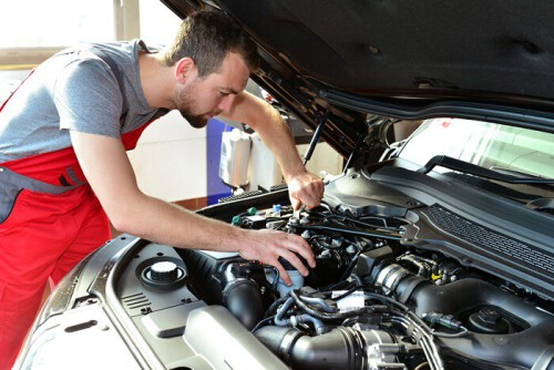 autoreparatur-motor-werkstatt-mann-mechaniker-fotolia-99460713-700.jpg