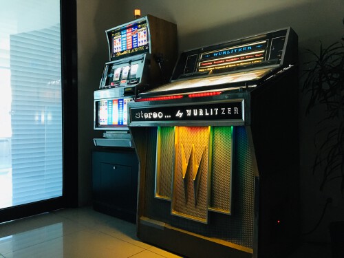 WURLITZER-JUKEBOX-AND-DOUBLE-BLACK-TIE-SLOT-MACHINE-CENTRAL-AMERICA.jpg