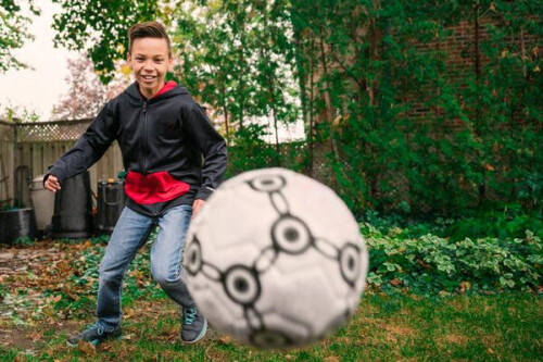 kid-playing-soccer_640x_89ff8623-48ee-46aa-a9e4-c8b39bc74b9e_600x-1.jpg