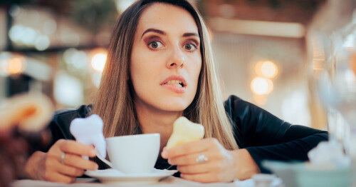 إذا كنت تشرب الشاي أو القهوة بانتظام، فربما لاحظت ظهور بقع على أسنانك مع مرور الوقت. الجواب هو نعم، فالشاي والقهوة يلطخان أسنانك، بسبب احتوائهما على مادةّ التاتينات، التي تؤدي إلى تآكل المينا، مما يتسبب في ظهور أسطح خشنة تتراكم البكتيريا عليها وتؤدي إلى روائح كريهة وبقع.

https://www.keepthesmile.me/ar/%d8%aa%d8%a8%d9%8a%d9%8a%d8%b6-%d8%a7%d9%84%d8%a3%d8%b3%d9%86%d8%a7%d9%86/%d8%aa%d8%b5%d8%a8%d8%ba-%d8%a7%d9%84%d8%a3%d8%b3%d9%86%d8%a7%d9%86-%d8%a7%d9%84%d8%b4%d8%a7%d9%8a-%d9%88%d8%a7%d9%84%d9%82%d9%87%d9%88%d8%a9/