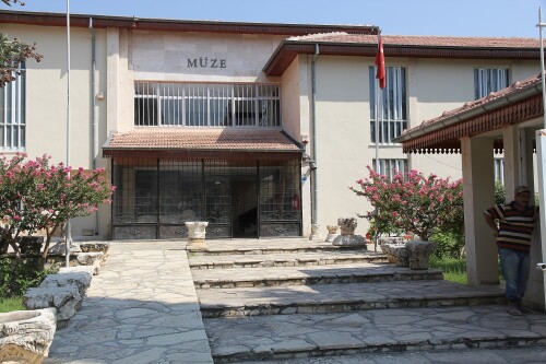 Archaologisches_Museum_Silifke_Eingang.jpg