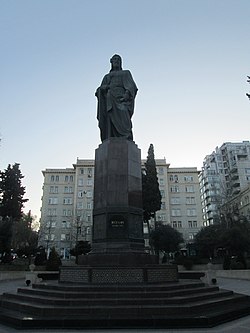 Nizami_Gncvinin_Bakidaki_heykli.jpg