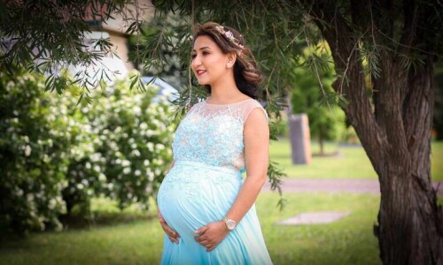 maternity-photos-at-beach-768x461-1.jpg
