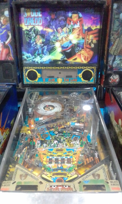 COSTA-RICA-1993-BALLY-JUDGE-DREDD-PINBALL-MACHINE.jpg