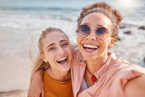 2femalefriendsonthebeach-1920w.jpg