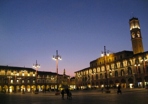Piazza_Saffi_al_tramonto.jpg