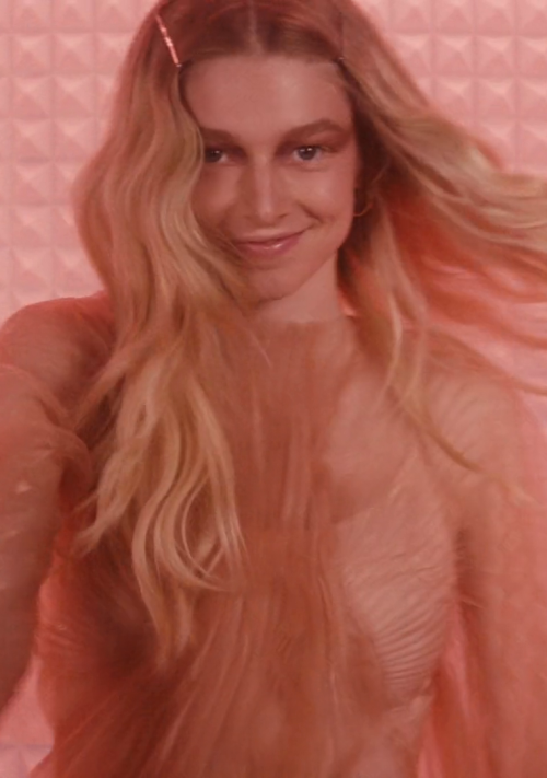 Hunter_Schafer_-_Suru_Suru_video_July_2021.png