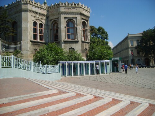 2560px-Istanbul_Universitesi_merdivenleri.jpg