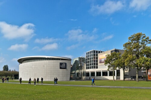 Van_Gogh_Museum_Kurokawa_wing.jpg