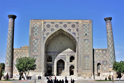 2560px-Samarkand_Registan_Ulugbek_Medressa_6238565020.jpg