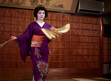 Dancing_geisha_Gion_Kyoto_-_August_30_2007.jpg