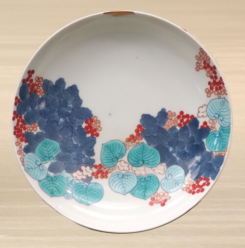 Dish_with_hollyhock_design_Nabeshima_ware_Edo_period_18th_century_overglaze_enamel_-_Tokyo_National_Museum_-_DSC06022.jpg