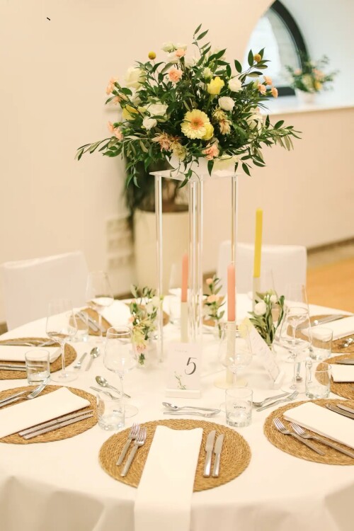 hochzeit-tischdeko-blumen-staender-blush-gelb.jpg