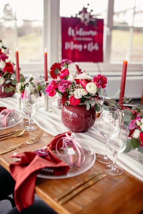 hochzeit-tischdeko-weinrot-blumen-magenta.jpg
