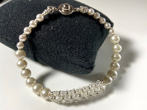Look your best and make a statement with Creativefusionsfashion.co.uk stunning crystal pave bracelet. Show off your unique style and make a lasting impression with this one-of-a-kind piece of jewelry.


https://creativefusionsfashion.co.uk/products/pave-crystal-bracelet