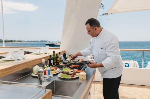 private-chef-yacht-dubai-1536x1024-1-600x400.jpg