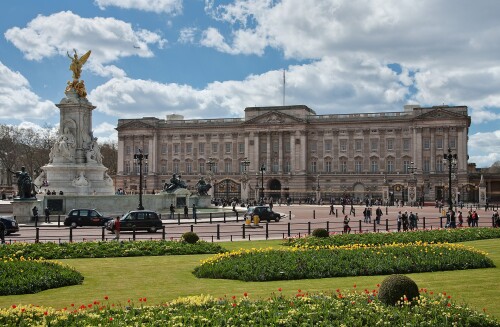 Buckingham_Palace_London_-_April_2009.jpg