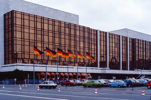 Berlin, Palast der Republik um 1990 2