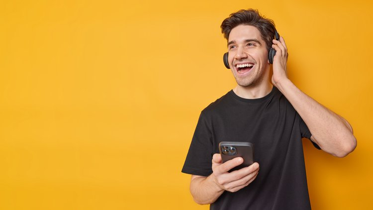 How a Genuine English Voiceover Builds Trust in Commercial Campaigns